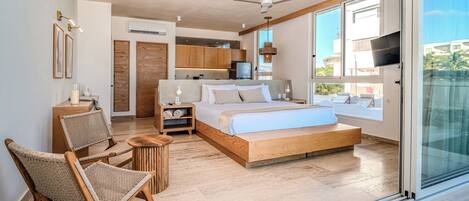 Un dormitorio moderno con una cama grande, muebles de madera y vistas al exterior.