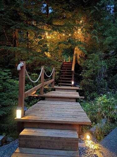 The Sea Wolf. Private inlet retreat. Just a 5 minute walk to Chesterman Beach!