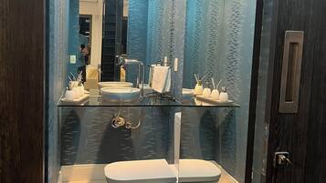 Doccia, asciugacapelli, asciugamani, sapone