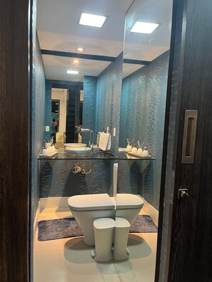 Shower, hair dryer, towels, soap - Elegant, fully equipped, and close to the beach. (Recife)