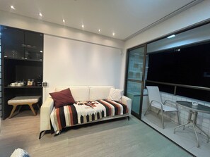 TV - Elegant, fully equipped, and close to the beach. (Recife)