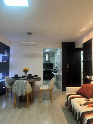 Dining - Elegant, fully equipped, and close to the beach. (Recife)