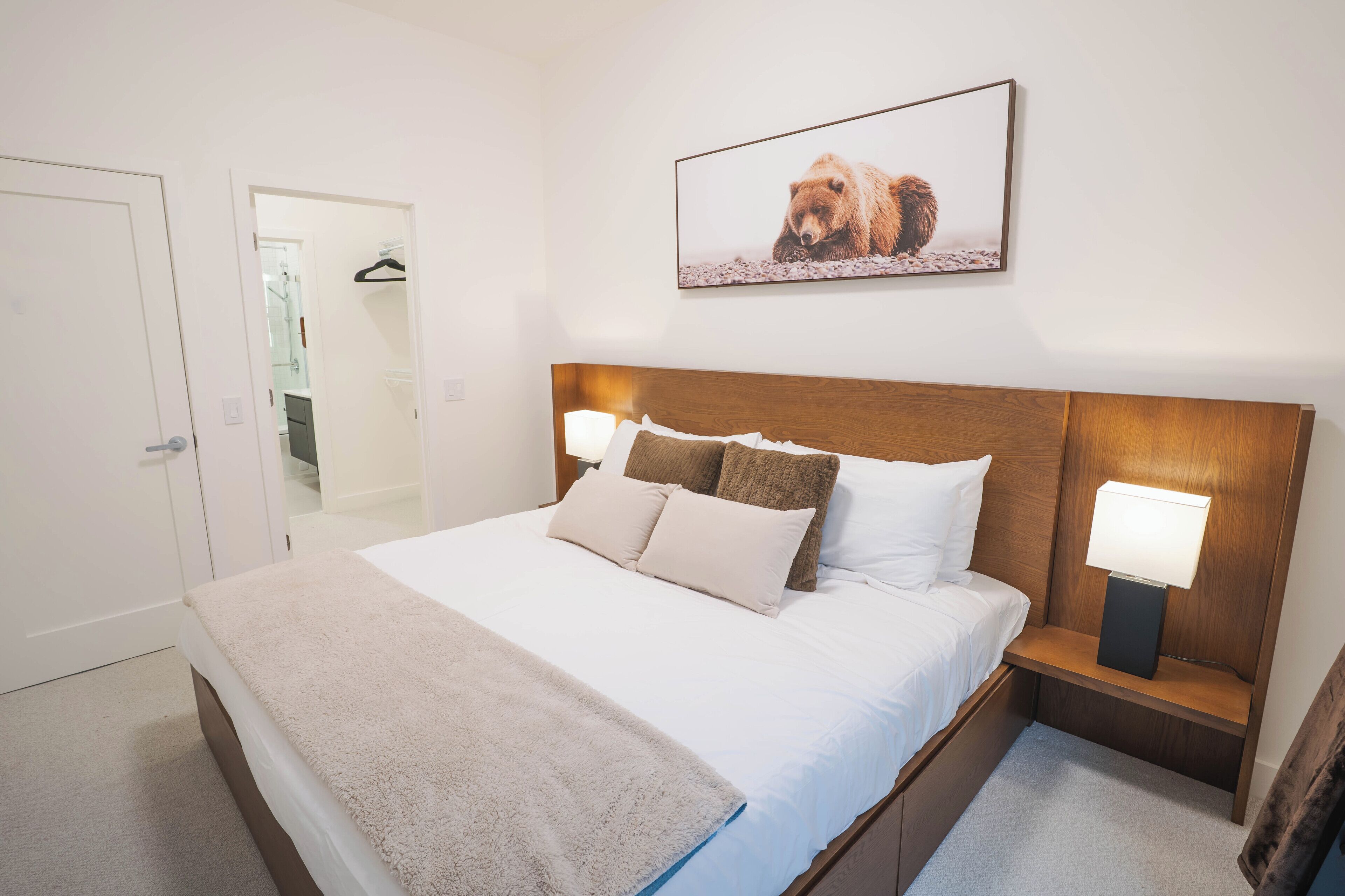 Revy Retreat (Unit 1405) | Free WiFi