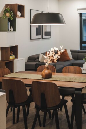 Revy Retreat (Unit 1405) | In-room dining - Revy Retreat (Revelstoke)