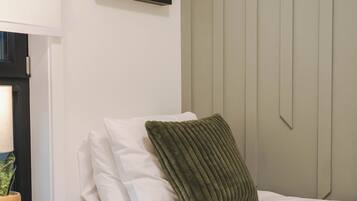 Revy Retreat (Unit 1405) | Free WiFi