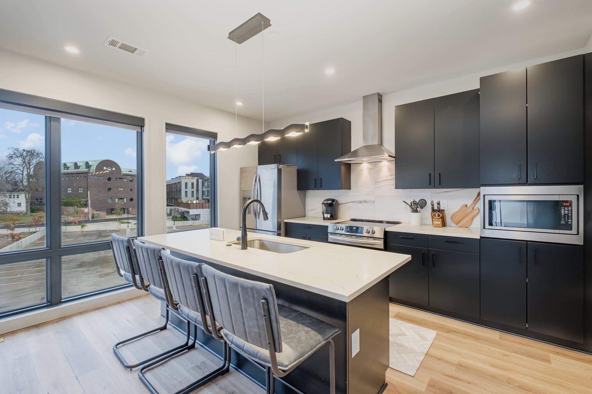 Refrigerador, microondas, horno y parrilla de estufa 