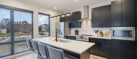 Réfrigérateur, micro-ondes, four, plaque de cuisson