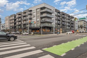 Exterior - Modern West End Condo for 6, Shared Pool & Gym! (Nashville)