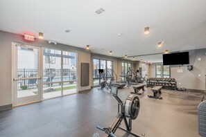 Fitness facility - Modern West End Condo for 6, Shared Pool & Gym! (Nashville)