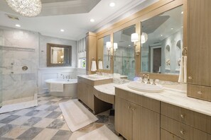 Shower, hair dryer, towels, toilet paper - Naples Waterfront House! Spacious 6-bedroom house in Aqualane Shores Naples (Naples)