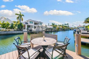 Outdoor dining - Naples Waterfront House! Spacious 6-bedroom house in Aqualane Shores Naples (Naples)