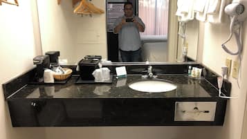 Tweepersoonskamer, 2 queensize bedden, rolstoeltoegankelijke douche, niet-roken | Badkamer