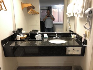 Habitación doble, 2 camas Queen size, regadera para personas con discapacidad, para no fumadores | Baño