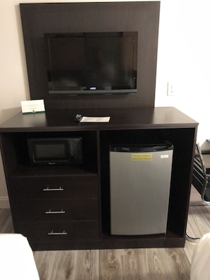 Double Room, 2 Queen Beds, Roll-in Shower, Non Smoking | Interior - Green Palms Extended Stay (Kissimmee)