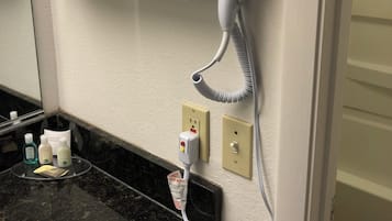 Double Room, 2 Katil Ratu (Queen), pancuran mandi kerusi roda (roll-in), Non Smoking | Bilik Mandi