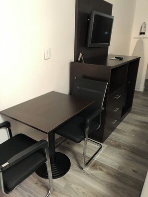 Free WiFi, bed sheets - Green Palms Extended Stay (Kissimmee)