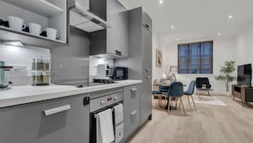 Coffee/tea maker, fridge, microwave, oven