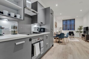 Fridge, microwave, oven, stovetop - Spacious Bham City Centre 2 Bed Apt + Sky TV|Netflix|Games, Walk To Bullring (Birmingham)