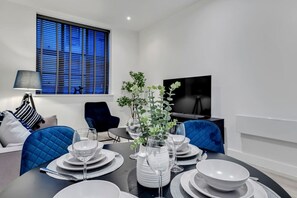 Dining - Spacious Bham City Centre 2 Bed Apt + Sky TV|Netflix|Games, Walk To Bullring (Birmingham)