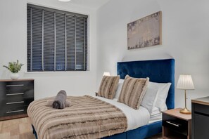 Desk, iron/ironing board, travel cot, WiFi - Spacious Bham City Centre 2 Bed Apt + Sky TV|Netflix|Games, Walk To Bullring (Birmingham)