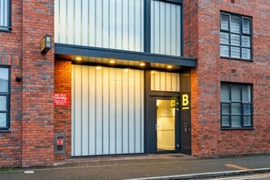 Exterior detail - Spacious Bham City Centre 2 Bed Apt + Sky TV|Netflix|Games, Walk To Bullring (Birmingham)