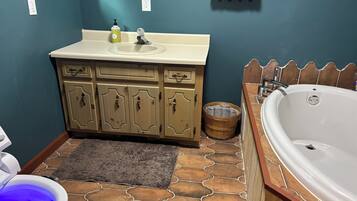 Baignoire Ă jets, bidet, serviettes fournies, savon