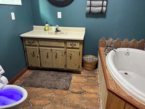 Bañera de hidromasaje, bidé, toallas y jabón