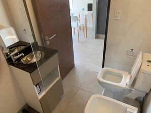 Haartrockner, Bidet, Handtücher, Seife