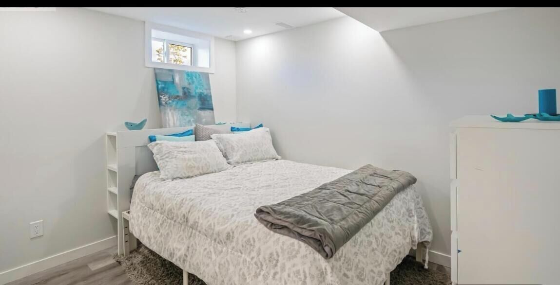 Een strijkplank/strijkijzer, wifi, beddengoed