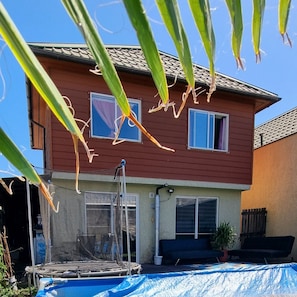 Property grounds - La Estancia 399 A must-see in Los Angeles. (Biobio)