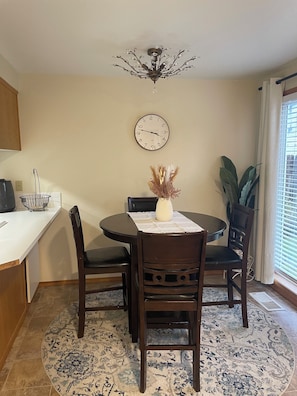 Dining - Cozy Home in Beaverton (Aloha)