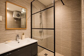 Douche, sèche-cheveux, serviettes fournies, savon