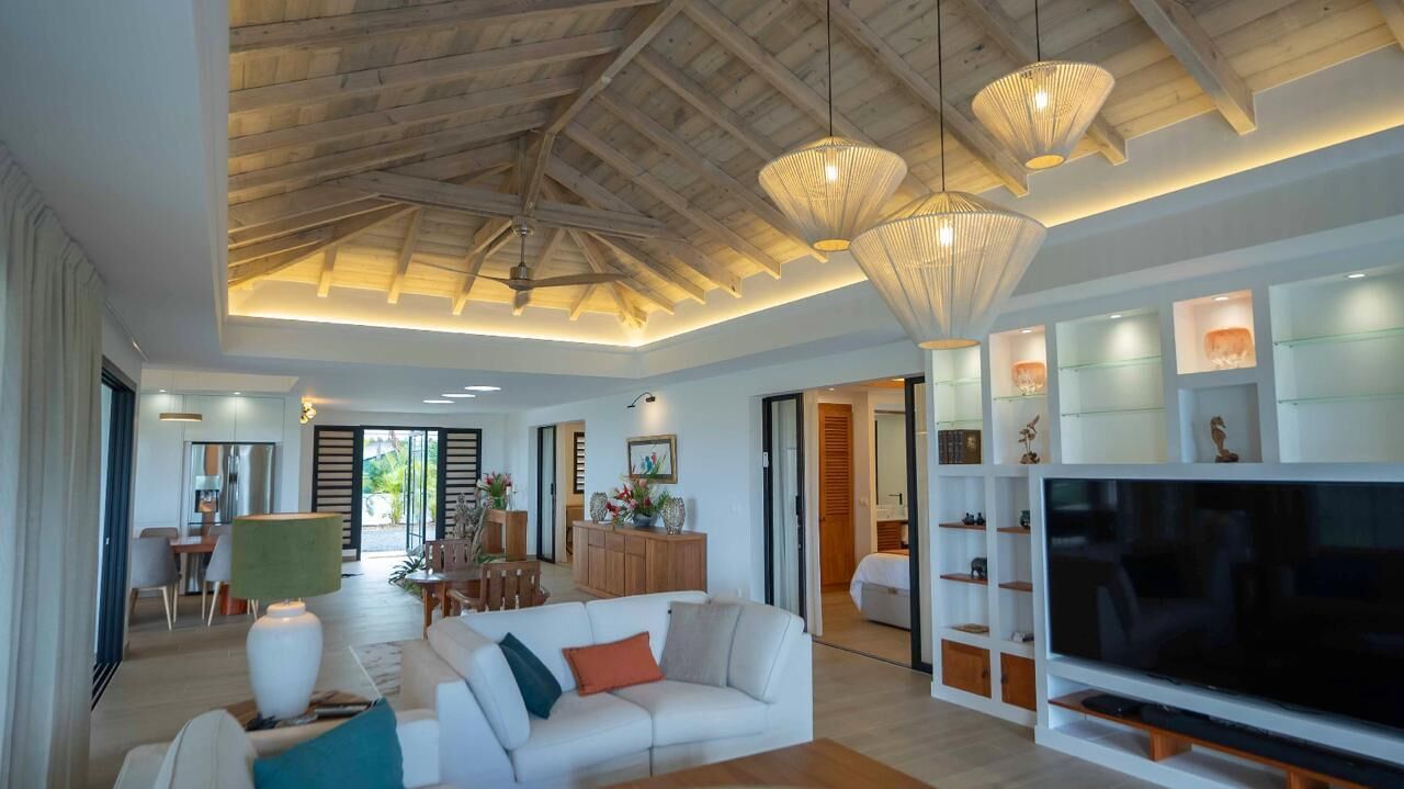 Smart-TV, bøker og stereoanlegg