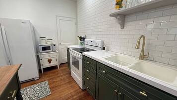 Een koelkast, een magnetron, een oven, een kookplaat