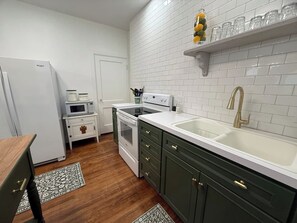 Een koelkast, een magnetron, een oven, een kookplaat