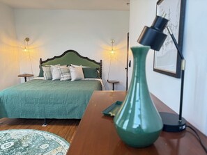 Een strijkplank/strijkijzer, wifi, beddengoed