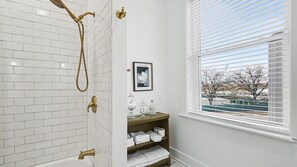 Hair dryer, towels - The Lighthouse Loft with a View (Bay City)