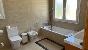 Douche, sèche-cheveux, bidet, serviettes fournies