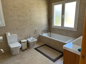 Een douche, een haardroger, een bidet, handdoeken