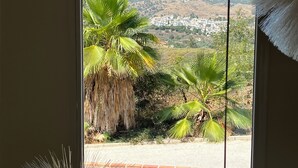 Una ventana con vista a un pueblo y montañas.