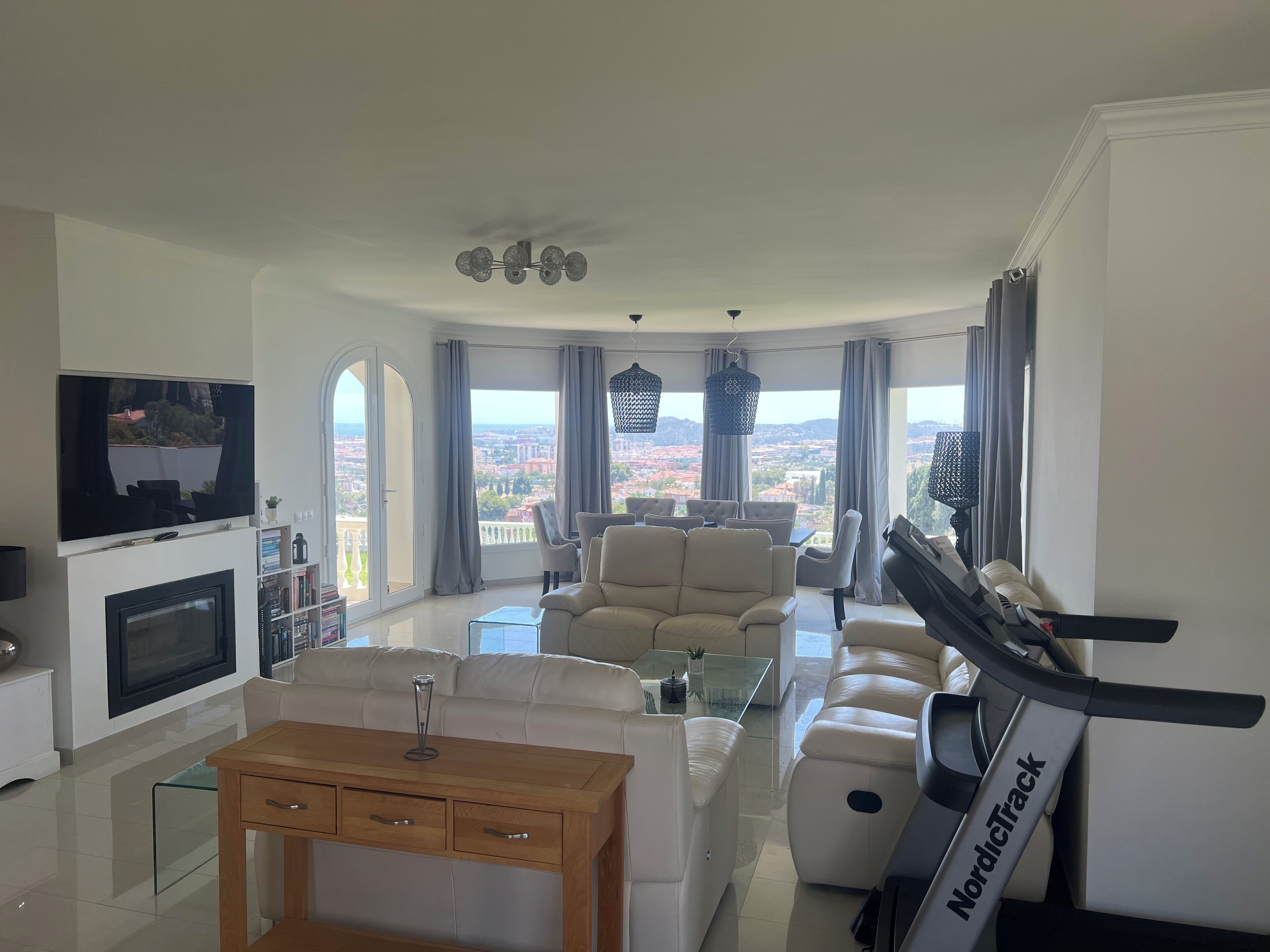 Een televisie en een open haard