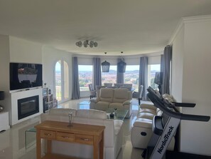 Televisie en een open haard