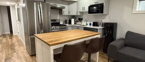 Refrigerador, microondas, horno y parrilla de estufa