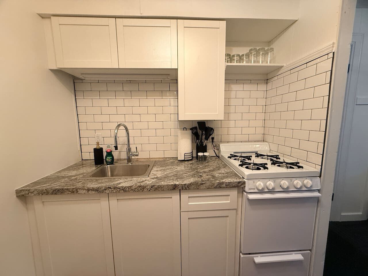 Mikroaaltouuni, uuni, kahvin-/teenkeitin