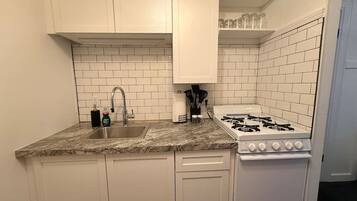 Mikroaaltouuni, uuni, kahvin-/teenkeitin