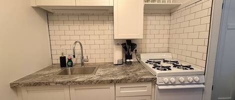 Micro-ondes, four, cafetière/bouilloire