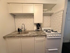 Mikrobølgeovn, ovn, kaffe-/temaskine, køkkentøj/tallerkener/redskaber