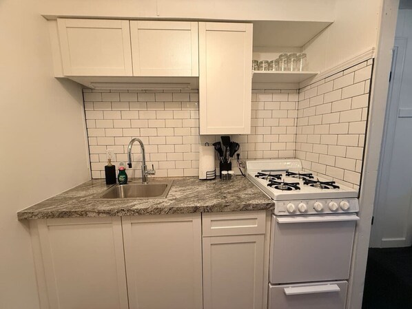 Microondas, horno, cafetera y tetera y utensilios de cocina