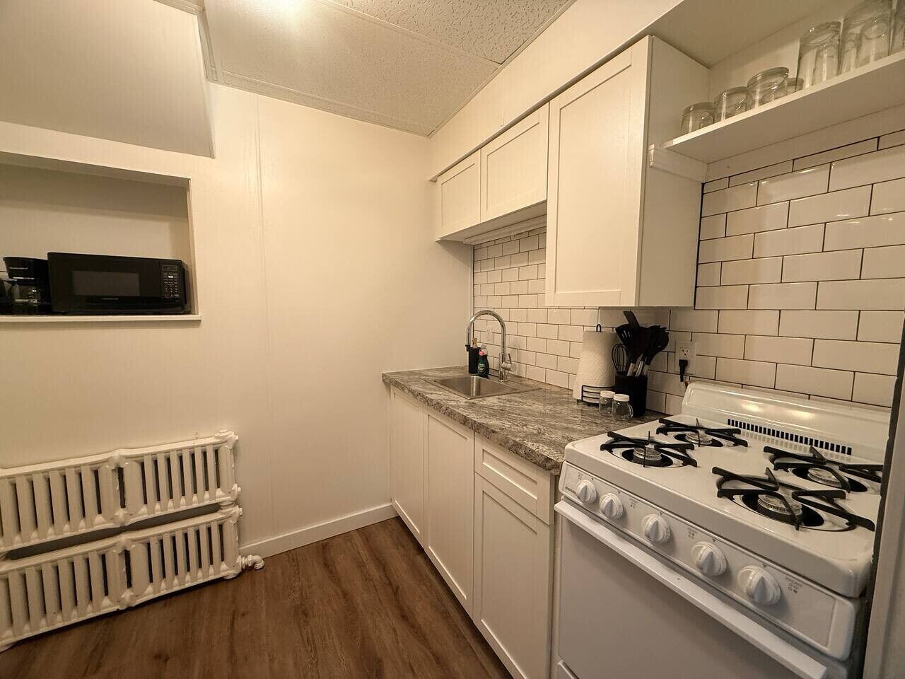 Mikroaaltouuni, uuni, kahvin-/teenkeitin