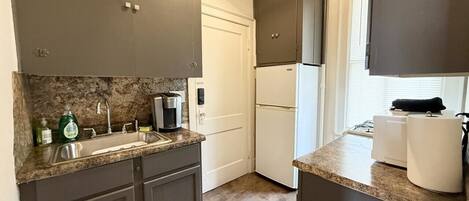 Réfrigérateur, micro-ondes, four, plaque de cuisson